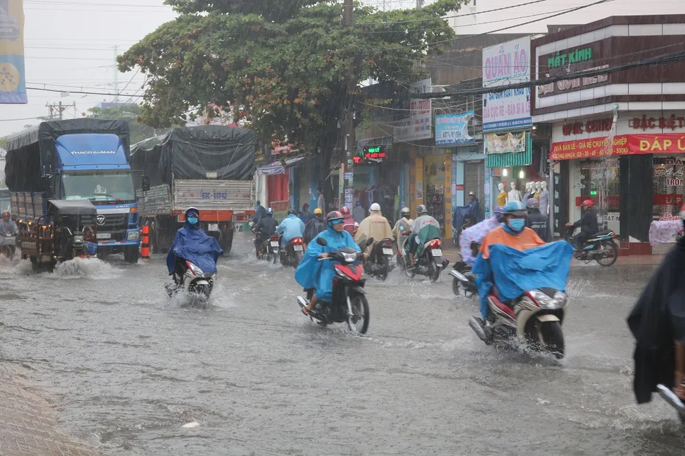 Nhọc nhằn di chuyển trong mưa chiều 7-11 ảnh 6 Nhọc nhằn di chuyển trong mưa chiều 7-11 ảnh 6